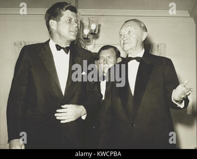 Le chancelier allemand Konrad Adenauer l'Ouest avec le président John Kennedy à l'ambassade d'Allemagne. Le 21 novembre, 1961. L'Allemagne de l'Ouest et l'ouest de Berlin ont été parmi les plus controversées des lieux de la guerre froide. L'ambassadeur de l'Allemagne de l'Ouest aux États-Unis Wilhelm Grewe est dans l'arrière-plan. - BSLOC  2015 (1 134) Banque D'Images