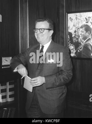 Lawrence O'Brien, le président Kennedy's Assistant spécial du Président pour les relations avec le Congrès. Le 25 janvier 1961. - BSLOC  2015 (1 135) Banque D'Images