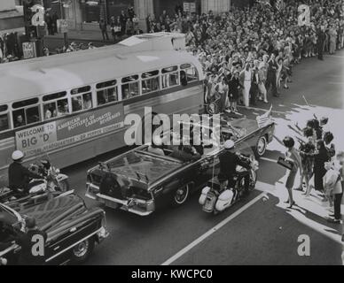 Des foules de Dallas forme comme le président Kennedy's limousine classiques, via le centre-ville de Dallas. Le gouverneur du Texas John Connally et sa femme dans le saut de limousine, sièges avec JFK et Jacqueline Kennedy dans le siège arrière. 22 novembre, 1963. - BSLOC  2015 (1 139) Banque D'Images