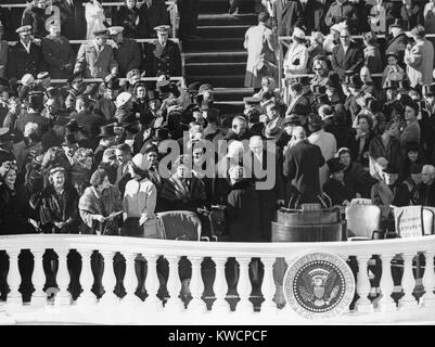 Vous pourrez parler et rencontrer avant la cérémonie d'investiture du président John Kennedy. Jacqueline Kennedy parle avec Lady Bird Johnson alors qu'ils attendaient l'arrivée du président élu, John F. Kennedy et le Vice-président élu de Lyndon B. Johnson. Derrière eux : la soeur de John F. Kennedy, Eunice Kennedy Shriver ; son mari R. Sargent Shriver, et Procureur général désigné, Robert F. Kennedy. Le 20 janvier 1961. - BSLOC  2015 (1 143) Banque D'Images
