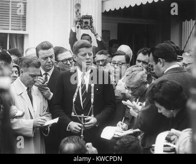 Le président élu John Kennedy s'adresse aux journalistes à l'extérieur de la Maison Blanche après sa rencontre avec le président Dwight Eisenhower. Le 12 décembre 1960. - BSLOC  2015 (1 152) Banque D'Images