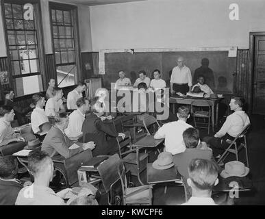 Les United Mine Workers Union réunion de dimanche matin dans une école. 22 septembre, 1946. Les hommes travaillaient à l'Inland Steel Company's mines en charronnage, Kentucky. L'un des dirigeants de l'Union européenne est un Afro-américain. - BSLOC  2015 (1 168) Banque D'Images