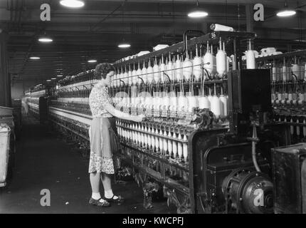 Femme debout à longue rangée de bobines, dans une usine de textile. Millville, New Jersey. 1936. Photo de Lewis Hine. - BSLOC  2015 (1 172) Banque D'Images