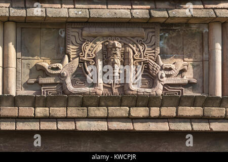 Gravures et sculptures antiques mur Reproduction sur l'intérieur d'un parc en Italie. Banque D'Images