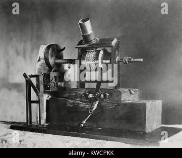 Le premier film d'Edison Machine, le Kinétoscope, était un "talkie". En 1886, la tournée d'un arbre mécanique causant les petites images pour semblent se déplacer lorsque vu à travers la loupe. Simultanément, l'on pouvait entendre des sons synchronisés via écouteurs de l'enregistrement de cire à la droite du film. - BSLOC  2014 (17 118) Banque D'Images