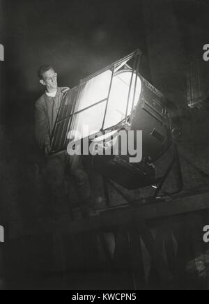 À l'aide de l'ingénieur Film Méthode Dunning. Il met la lumière bleue sur un filtre de lumière spéciale qui s'allume l'arrière-plan de tournage. La scène de film a été promulguée dans le studio à une date ultérieure en vertu de lumière jaune. L'utilisation de colorants et de filtres, la lumière jaune et bleu pourrait être divisé à part pour créer des mattes de voyage. Le processus de rappel a été utilisé pour la première fois en 'King Kong' en 1933. - BSLOC  2014 (17 125) Banque D'Images