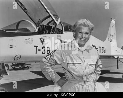 Jacqueline Cochran est la première femme pilote à franchir le mur du son. Elle remporte le trophée Harmon 1962 pour l'établissement de huit records du monde dans les avions à réaction. Ca. 1962. - BSLOC  2015 (1 36) Banque D'Images