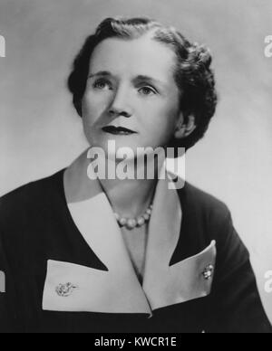 Biologiste de la vie marine Rachel Carson, après qu'elle a publié son premier livre "La mer autour de nous" en 1951. Le livre a été un best-seller et a remporté le National Book Award 1952 pour l'article. Carson a vendu les droits pour une version du film a été filmée qui a remporté l'Oscar du Meilleur documentaire 1953. Sa deuxième meilleure vente de livre a été 'Silent' Printemps 1963. - BSLOC  2015 (1 59) Banque D'Images