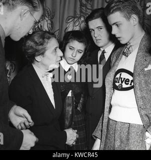 Lise Meitner physicien répond aux finalistes dans le concours Science Talent Search en 1946. À l'époque, Meitner Professeur de physique à l'Université Catholique de Washington, D.C. - (BSLOC 2015 1 87) Banque D'Images