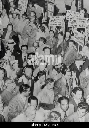 Greer Garson actrice rejoint les grévistes de la Conférence des syndicats de studio à Hollywood. Le 10 juillet 1946. CSU grèves ont été dirigé par Herb Sorrell, qui tentait d'établir une fédération des travailleurs de film. Moins radical que les syndicats et la politique anti-communiste défait la grève et, finalement, l'Union européenne. - BSLOC  2014 (17 89) Banque D'Images