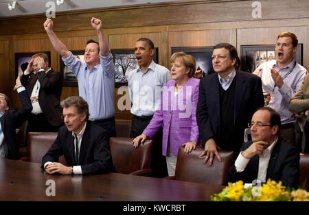 Sommet du G8 prend une pause pour regarder le Chelsea vs Bayern Munich match de la Ligue des Champions. David Cameron, Barack Obama, Angela Merkel, José Manuel Barroso, François Hollande et d'autres observateurs le shoot-out. Camp David, dans le Maryland, le 19 mai 2012. (BSLOC 2015 3 166) Banque D'Images