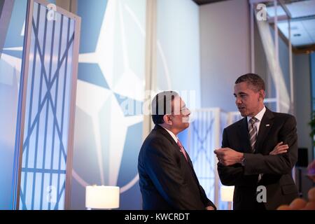 Barack Obama s'est entretenu avec le président Asif Ali Zardari du Pakistan avant une réunion sur l'Afghanistan. Ils étaient inscrits à un sommet de l'OTAN à Chicago, Illinois, le 21 mai 2012. (BSLOC 2015 3 191) Banque D'Images