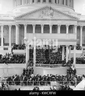 Inauguration de John Kennedy à l'East portique, Capitole. Le président John F. Kennedy prononce son discours inaugural. À la recherche sur : Vice-président Lyndon Johnson, Richard Nixon, Harry Truman ; Bess Truman ; Dwight Eisenhower ; Mamie Eisenhower ; Première Dame Jacqueline Kennedy ; Lady Bird Johnson, Joseph Kennedy, Sr., et Rose Fitzgerald Kennedy. United States Marine Band sur la plate-forme en dessous de la première position. - BSLOC  2015 (1 144) Banque D'Images