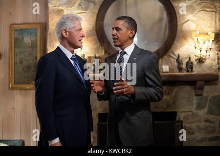 Le président Barack Obama parle avec l'ancien Président Bill Clinton. Le 29 avril 2012. Ils assistaient à une année d'élection événement de campagne à McLean, en Virginie. (BSLOC 2015 3 58) Banque D'Images