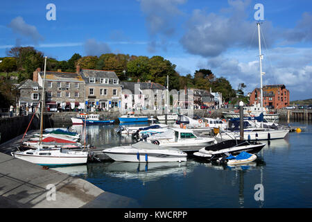 PADSTOW, Cornwall, Angleterre : Port de pêche avec les bateaux de plaisance et cottages en pierre de quayside Banque D'Images