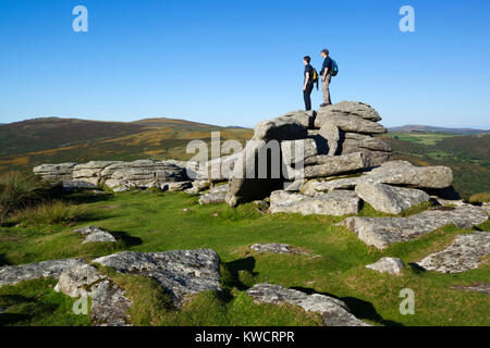 DARTMOOR NATIONAL PARK, Devon, Angleterre : Combestone Tor avec les randonneurs Banque D'Images