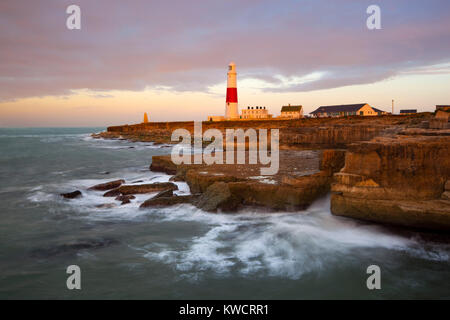 Île de Portland, Weymouth, Dorset, Angleterre : Portland Bill Lighthouse par mauvais temps au lever du soleil Banque D'Images