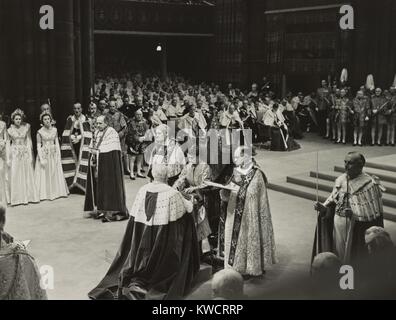 Cérémonie du couronnement de la reine Elizabeth II, le 2 juin 1953. Elle reçoit les éperons de la Chevalerie à partir de l'Éternel grand chambellan. - BSLOC  2015 (1 46) Banque D'Images