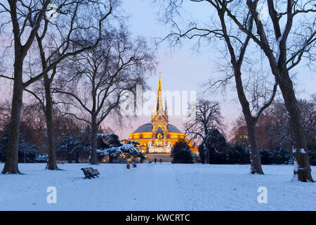 Londres, Angleterre : Royal Albert Hall et Albert Memorial dans la neige des jardins de Kensington Banque D'Images