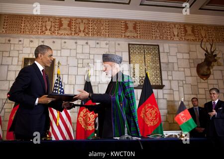 Barack Obama et Hamid Karzaï, échanger des documents après la signature de l'accord de partenariat stratégique. Palais présidentiel à Kaboul, Afghanistan, le 1 mai 2012. (BSLOC 2015 3 140) Banque D'Images