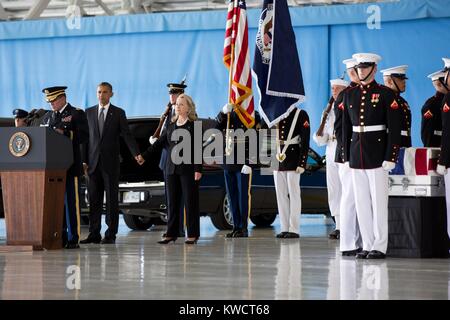 Le président Barack Obama tenir la main avec Sec. d'État américaine Hillary Rodham Clinton au champ Andrews, MD. Le 14 septembre 2012, ils ont assisté à la cérémonie de transfert des restes quatre Américains : J. Christopher Stevens, l'Ambassadeur américain en Libye ; Sean Smith, responsable de la gestion de l'information ; et le personnel de sécurité Glen Doherty et Tyrone Woods. Tous ont été tués dans l'attaque du consulat américain à Benghazi, en Libye. (BSLOC 2015 3 70) Banque D'Images