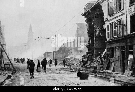 La Seconde Guerre mondiale 1. Une rue d'Amiens pendant l'Offensive du printemps de 1918, l'Opération Michael. D'ici le 4 avril, les combats dans la banlieue d'Amiens, mais la ville, et important centre ferroviaire, est resté dans le contrôle des Français. (BSLOC 2013 1 172) Banque D'Images