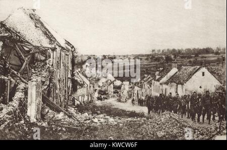 La Seconde Guerre mondiale 1 : seconde bataille de la Marne. Les troupes américaines en passant par une ville juste capturés dans leur avance de la Marne à la Vesle, 75 milles au nord-est de Paris. Ca. 15 Juillet - Août 2002 2, 1918. (BSLOC 2013 1 189) Banque D'Images