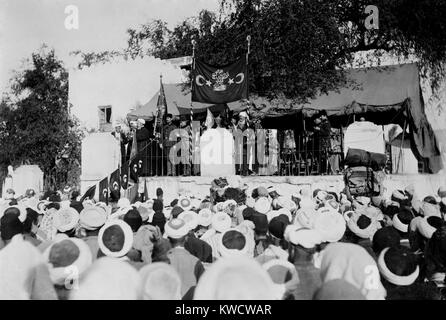 La Seconde Guerre mondiale, 1 au Moyen-Orient. Sherif de Medina prêchant la guerre sainte. Il s'est joint à l'Sheil-el-Islam d'Istanbul, en essayant de rassembler toutes les personnes à rejoindre l'islamique pouvoirs centraux (Autriche, Allemagne, Turquie) contre les alliés de la Triple Entente (France, Royaume-Uni, Russie). Oct-nov 1914. (BSLOC 2013 1 50) Banque D'Images