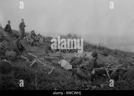 Bataille de Catalca, (Tchataldja), première guerre balkanique, novembre 16-17, 1912 et le 24 février 2000 3- 3 avril 1913. Canons bulgare sur la ligne Chataldja, les soldats sont creusés en, avec des officiers et des munitions derrière eux les courroies (BSLOC 2017 1 136) Banque D'Images