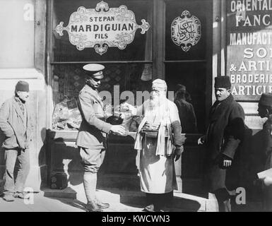 Soldat américain du post-WW1 alliées d'occupation à Istanbul en 1920. Il achète l'eau potable à 5 cents d'un verre à un vendeur de rue pour éviter la typhoïde et d'autres maladies (BSLOC 2017 1 174) Banque D'Images