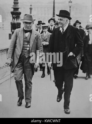 Le Premier ministre britannique David Lloyd George et le ministre des Affaires étrangères Arthur Balfour à Paris, juillet 1917. Ils étaient présents à la Conférence des Alliés pendant la Seconde Guerre mondiale (1 BSLOC 2017 1 182) Banque D'Images