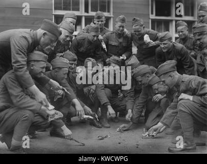 En dehors des heures de service des soldats américains avec des dés de jeu pendant la Seconde Guerre mondiale, 1917-1919, 1 (BSLOC 2017 1 19) Banque D'Images