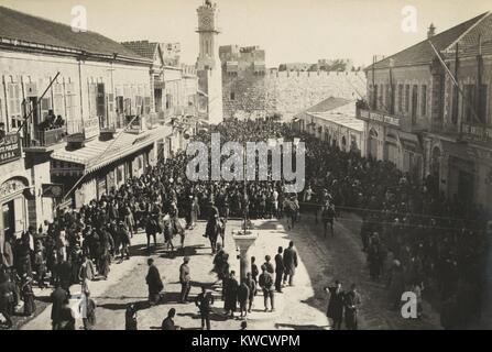 Manifestation anti-sioniste arabe laissant la porte de Jaffa après la prière du vendredi à Jérusalem en 1920 (BSLOC 2017 1 190) Banque D'Images