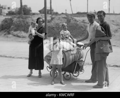 La famille juive l'évacuation de la zone de danger à Jaffa au cours de l'été 1936. Des milliers de réfugiés déplacée à Tel Aviv pendant la révolte arabe (BSLOC 2017 1 200) Banque D'Images