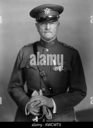 Le général John Pershing en uniforme avec des médailles, 1910-1920. Il a été commandant de la Force expéditionnaire américaine pendant la PREMIÈRE GUERRE MONDIALE (BSLOC 2017 1 3) Banque D'Images