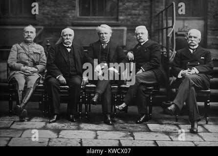 Les dirigeants des pays alliés européens dans la conférence de paix de Paris, 1919. L-R : Le maréchal Ferdinand Foch, Premier Ministre français Georges Clemenceau, le Premier ministre britannique, Lloyd George, Premier ministre italien, Vittorio Orlando, et le ministre italien des affaires étrangères, Sidney Sonnino (BSLOC 2017 1 70) Banque D'Images