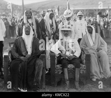 Le roi Saoud et Talal bin Abdullah (Emir Abdullahs fils et futur roi Talal I) dans Ammon, en Jordanie. En 1932, Saoud a consolidé son pouvoir sur une grande partie de la péninsule arabe, la fondation du Royaume d'Arabie saoudite (BSLOC 2017 1 98) Banque D'Images