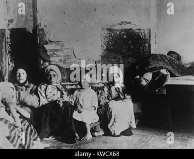 Des enfants affamés, désertées par leurs parents, à Samara, dans le district de la Volga, 1921. American Relief Administration était la distribution de denrées alimentaires dans la région (BSLOC 2017 2 25) Banque D'Images