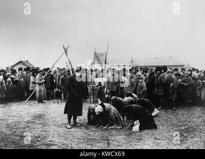 American Relief Administration de distribuer des aliments dans le district de la Volga, 1921. Les femmes russes ont lamentablement à genoux à proximité (BSLOC 2017 2 26) Banque D'Images