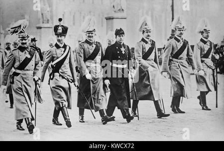 Le kaiser Guillaume II avec ses six fils, défiler à la nouvelle adresse, Berlin, années 1914. Tous sont nés entre 1882 et 1890. L-R : Wilhelm, Prince allemand ; Prince Eitel Friedrich, Prince Adalbert, Prince August Wilhelm, Prince Oskar, et le Prince Joachim. (BSLOC 2017 2 45) Banque D'Images