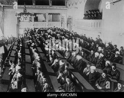 Le Parlement Ottoman en session à Istanbul, ch. 1908-1912. C'était la première réunion depuis le sultan Abdulhamid II a aboli l'assemblée législative en 1878. 1908 a commencé l'Ottoman 2e période constitutionnelle, dans le cadre de la révolution des Jeunes Turcs (BSLOC 2017 1 106) Banque D'Images