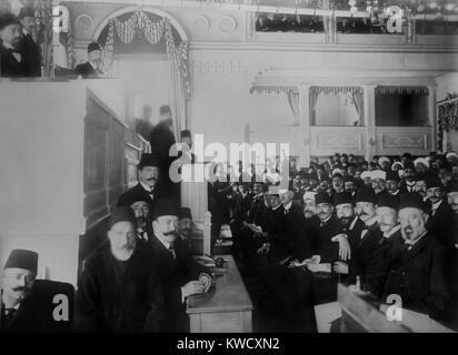 Le Parlement turc en session, près de la fin de la deuxième ère, court constitutionnelle de 1908-1912. Après le coup détat 1913 par les jeunes turcs de la dictature, le Parlement européen et le Sultan a perdu toute autorité politique significatif. Les trois pachas : Enver P (BSLOC 2017 1 107) Banque D'Images