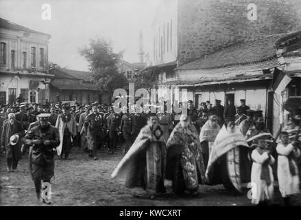 Ferdinand I, tsar de Bulgarie, des marches avec des figures religieuses et militaires, Mustapha Pasha en 1912. Ferdinand a dit que la guerre était un grand, juste et lutte sacrée de la Croix contre le croissant (BSLOC 2017 1 132) Banque D'Images