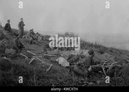 Bataille de Catalca, (Tchataldja), première guerre balkanique, novembre 16-17, 1912 et le 24 février 2000 3- 3 avril 1913. Canons bulgare sur la ligne Chataldja, les soldats sont creusés en, avec des officiers et des munitions derrière eux les courroies (BSLOC 2017 1 136) Banque D'Images