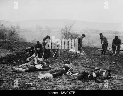 Bataille de Catalca, (Tchataldja), première guerre balkanique, novembre 16-17, 1912 et le 24 février 2000 3- 3 avril 1913. L'ensevelissement des morts soldats bulgares. La Bulgarie a contribué et perdu le plus les hommes de la Ligue balkanique (BSLOC 2017 alliés 1  138) Banque D'Images