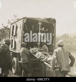 Soldats français blessés en charge des civières avec motor ambulance pour l'évacuation en guerre mondiale 1.  BSLOC 1915-1918 (2017 1 14) Banque D'Images