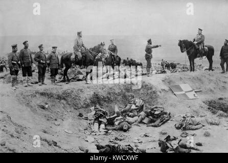 Siège d'Andrinople (Edirne) par Bulganian et les forces serbes, le 3 novembre 1912 -Le 26 mars, 1913. Officiers et soldats de la Ligue balkanique post-enquête bataille carnage (Pouf mort ?) (BSLOC 2017 1 143) Banque D'Images