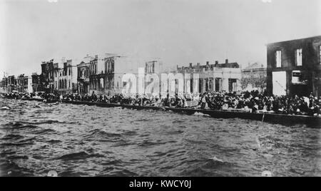 Mur de Smyrnas de l'humanité, sept. 1922. Des milliers de réfugiés arméniens et grecs entassés les waterfront à échapper à l'incendie du 21 septembre 14th. Ils ont été forcés d'y rester pendant près de deux semaines avant leur évacuation vers la Grèce (BSLOC 2017 1 169) Banque D'Images