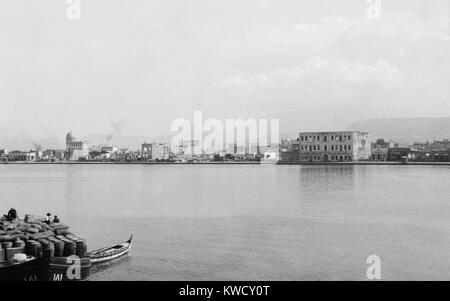 Smyrne, en Turquie, à partir de la mer après l'incendie du 21 septembre 1922. Dans la foulée, 150 000-200 000 réfugiés arméniens et grecs ont été évacués par les marines britannique et américaine (BSLOC 2017 1 170) Banque D'Images