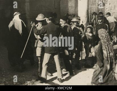 Soldats britanniques recherchez hommes arabes pour les armes à Jérusalem le 2 novembre, 1921. Le 4e anniversaire de la Déclaration Balfour, a été une journée de protestation arabe en Palestine (BSLOC 2017 1 189) Banque D'Images